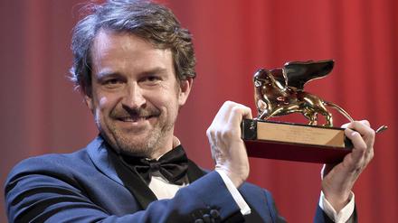 Regisseur Lorenzo Vigas erhielt den Goldenen Löwen für seinen Film „Desde allá“ - damit ging erstmals ein Hauptpreis eines der drei weltwichtigsten Filmfestivals an Venezuela. 