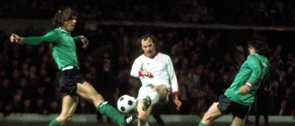 Das Finale des Europacups der Landesmeister 1976 in Glasgow, FC Bayern München schlägt AS St. Etienne 1:0, in der Mitte "Bulle" Roth. 