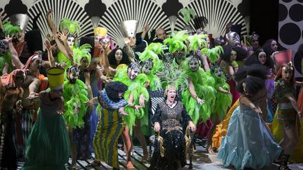 Szene aus Barrie Koskys Inszenierung "Die Perlen der Cleopatra" an der Komischen Oper Berlin. Vorne: Dagmar Menzel.  