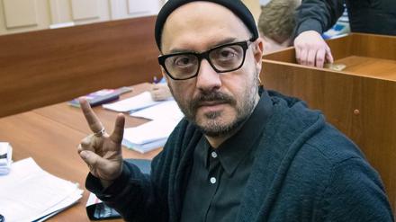 Der russische Theater- und Filmregisseur Kirill Serebrennikow zeigt vor Beginn seiner Gerichtsverhandlung das Victory-Zeichen. 