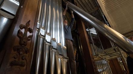 Die Pfeifen der Sauer-Orgel im Berliner Dom, hier gerade beim Frühjahrsputz. 