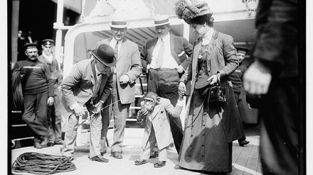 Ist der junge Mann nicht niedlich? Consul Peter, wie gewohnt rauchend, 1909 an Bord der amerikanischen Philadelphia.