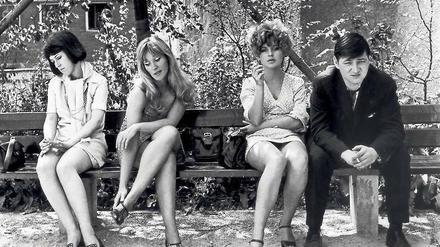 Fremde Heimat. In „Katzelmacher“ (1969) spielte Fassbinder einen griechischen Gastarbeiter. Hier mit Doris Mattes, Lilith Ungerer und Hanna Schygulla (v. l.) . Foto: Cinetext