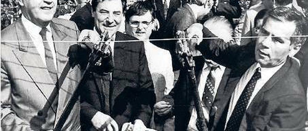 Historischer Glücksmoment. Österreichs Außenminister Alois Mock (l.) und sein ungarischer Amtskollege Gyula Horn öffnen am 27. Juni 1989 den Eisernen Vorhang. Foto: picture alliance/dpa