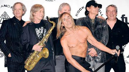 The Stooges werden in die Rock'n'Roll Hall of Fame aufgenommen. Iggy Pop (vorne) feiert, Steven Mackay (hinten) hält sein Saxofon.