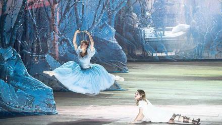 Ach wär ich auch so schwerelos! Veselina Handzhieva als Ballerina und Nadja Mchantaf als Cendrillon.  