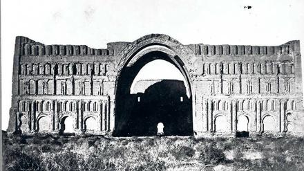 Vorbild für die islamische Architektur. Der Taq-e Kesra, die Bogenhalle von Ktesiphon. Fotografie von 1888. 