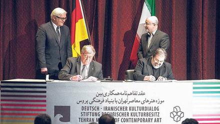 Stolzer Plan. Bundesaußenminister Frank-Walter Steinmeier bei der feierlichen Unterzeichnung der Absichtserklärung zur Ausstellung in Teheran am 17. Oktober 2015. 