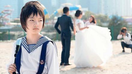 Hilflos. Jia Nian Hua in „Angels Wear White“ von Vivian Qu. 