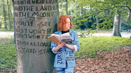 Mein Freund, der Baum. Die Autorin Julia Zange, mit Philipp Felschs Buch bewaffnet. 