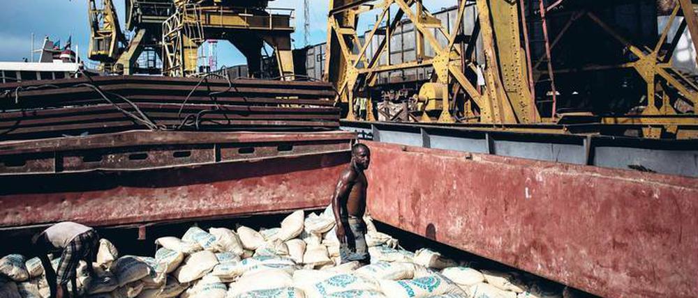 Das Salz des Lebens. Ein kongolesischer Arbeiter beim Entladen eines Lastschiffs in Kalemie am Westufer des Tanganjikasee im März 2018. 