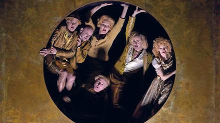 Kreislauf des Lebens. Szenen aus "jedermann (stirbt" von Ferdinand von Schmalz, mit dem die Autorentheatertage eröffnet werden.