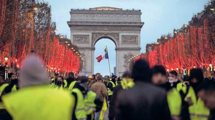  Demonstranten des „Mouvement des Gilets jaunes“ am Samstag vor dem Arc de Triomphe. 