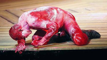 Rot wie Blut, weiß wie Schnee. Ingo Hülsmann zeigt als Othello schonungslosen Körpereinsatz. 