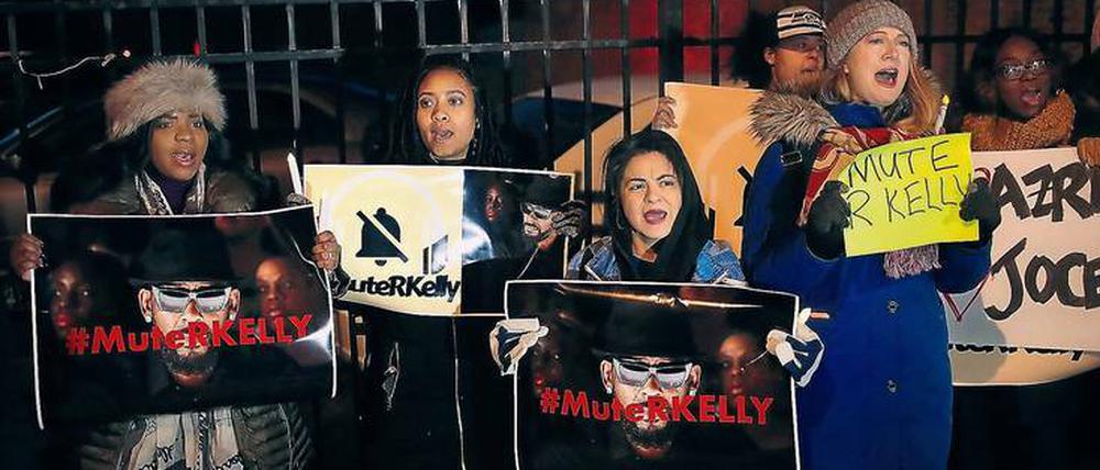 Vor dem Studio des wegen sexuellen Missbrauchs angeklagten R. Kelly in Chicago rufen Demonstrantinnen im Januar zum Boykott auf.