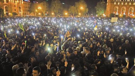 Digitale Erleuchtung. Demonstranten protestierten 2018 mit hochgehaltenen Smartphones gegen Premier Sargsjan. Sie erzwangen seinen Rücktritt.