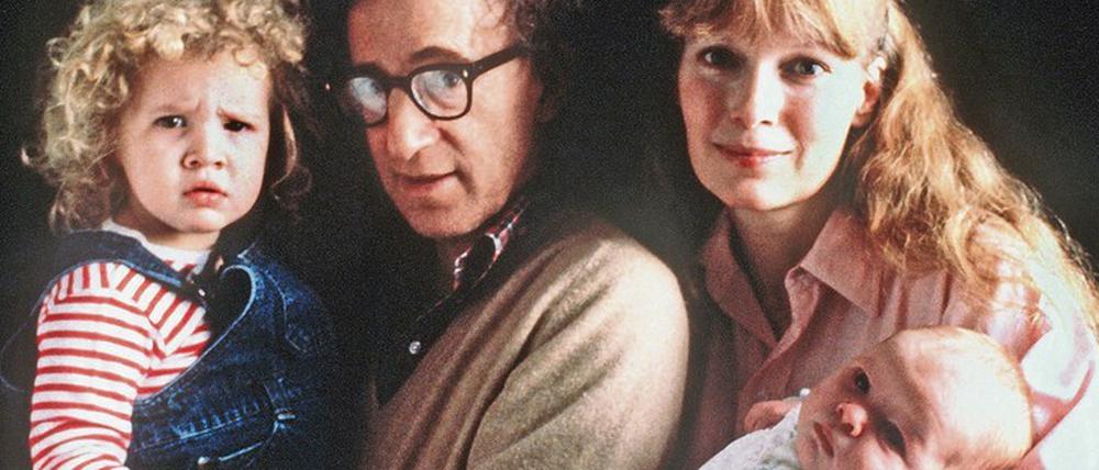 Trügerisches Idyll. Woody Allen 1988 mit Lebensgefährtin Mia Farrow, Adoptivtochter Dylan und dem gemeinsamen Sohn Ronan.