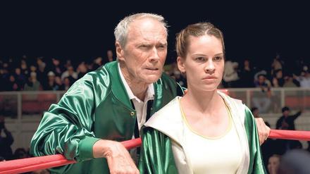 Eine Legende vor und hinter der Kamera. Clint Eastwood neben seiner Hauptdarstellerin Hilary Swank in dem Boxdrama „Million Dollar Baby“ .