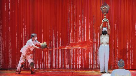 Das Bühnenbild der konzertanten "Walküre", gestaltet vom österreichischen "Blutkünstler" Hermann Nitsch.