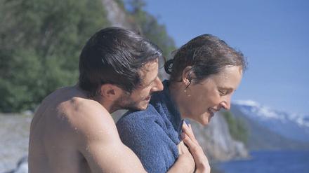 Matthieu (Gaspard Ulliel, links) und seine schwer kranke Frau Hélène (Vicky Krieps) in „Mehr denn je“.