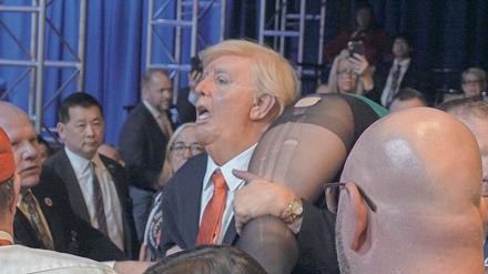 Borat (Sacha Baron Cohen) kapert in einem Trump-Fatsuit eine Veranstaltung der Republikaner. 