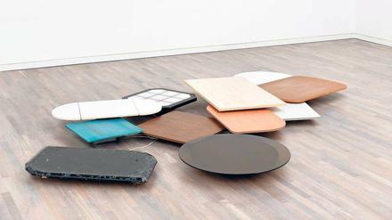 Drehmomente. Rotierende Tischplatten der Installation „Turntable (My Boyfriend’s Back)“ von Jim Lambie (2004).