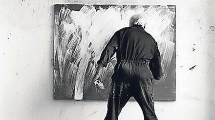 Raimund Girke 1992 in seinem Kölner Atelier in Aktion.