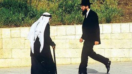 Stadt der Extreme: Begegnung eines Arabers mit einem orthodoxen Juden in Jerusalem. 