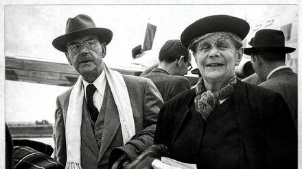 Stippvisite in Europa. Der US-Emigrant Thomas Mann und seine Frau im Juni 1949 am Flughafen in Zürich. Vier Jahre später ließ er sich dauerhaft in der Schweiz nieder.