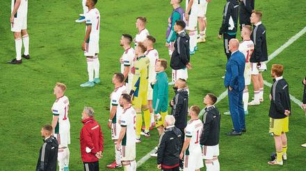 Ein Herz, eine Nation: Ungarns Fußballer singend und die rechte Hand links auf ihrer Brust vor ihren Fans.
