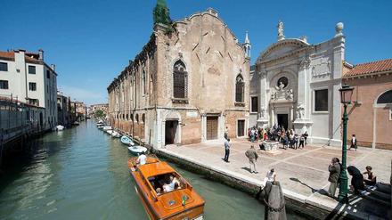 Santa Maria della Misericordia heißt die ehemalige Kirche, in der Christoph Büchel sein Moschee-Projekt realisierte. Schon im Vorfeld der Biennale hatte die katholische Gemeinde Venedigs protestiert. 