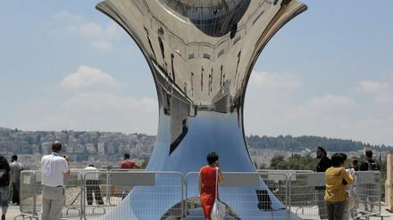 Anish Kapoors Sanduhr-Skulptur "Turning the world upside down, Jerusalem" auf dem Gelände des Israel Museums.