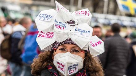 Eine Maskenverweigerin im "Handmaid's Tale"-Outfit auf einer Querdenker-Demonstration in München.