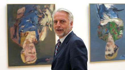Martin Roth, (16.1.1955- 6. 8. 2017). Hier steht der damalige Generaldirektor der Staatlichen Kunstsammlungen Dresden im Jahr 2010 im Dresdner Albertinum vor Gemälden von Georg Baselitz. 