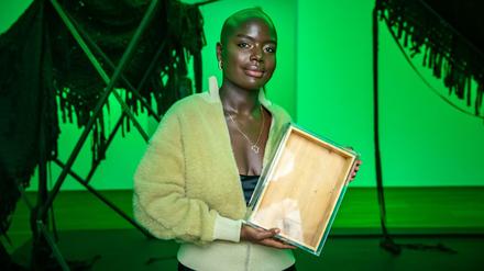 Sandra Mujinga mit dem Preis der Nationalgalerie 2021. 