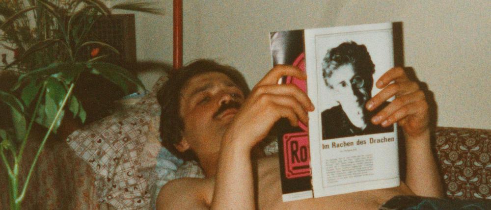 Wolfgang Welt in typischer Dachmansardenpose, bei der Lektüre seines "Marabo"-Bruce-Cockburn-Artikels in der Juni-Ausgabe 1981