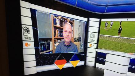 Der Virologe Michael Stürmer im ZDF am Samstagabend vor der Fußballübertragung.