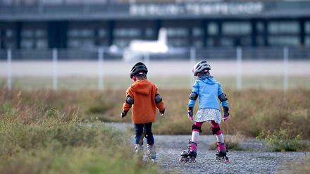 Kinder, die auf dem Tempelhofer Feld inlineskaten.
