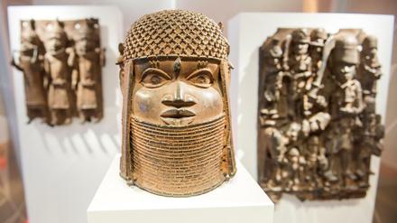 Drei Raubkunst-Bronzen aus dem Benin in Westafrika, wie sie 2018 im Kunstgewerbemuseum ausgestellt waren.