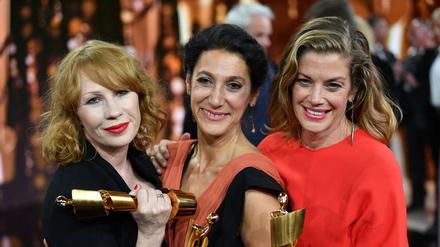 Die Schauspielerinnen Birgit Minichmayr (l-r), Emily Atef und Marie Bäumer nach der Verleihung des 68. Deutschen Filmpreises "Lola"
