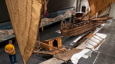 Highlight des Ethnologischen Museums: das Luf-Boot (hier zusammen mit kleineren Booten im Vordergrund). 