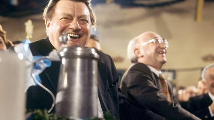 Im Festzelt zeigte er dem Publikum die andere Seite der Medaille Franz Josef Strauß: der bayerische Ministerpräsident 1979 auf dem Münchner Oktoberfest. 