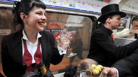 Party in der Londoner U-Bahn. Dort ist der Alkoholkonsum 2008 verboten worden.