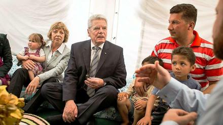 Gauck und seine Lebensgefährtin Daniela Schadt am Sonntag bei syrischen Flüchtlingen.