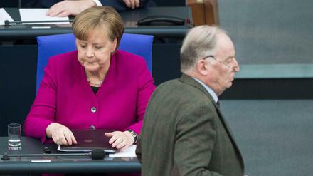 AfD-Chef Alexander Gauland geht Angela Merkel vorbei zum Rednerpult.