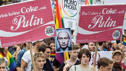 Am Sonnabend demonstrierten Menschen gegen das russische Homophobie-Gesetz in Berlin.