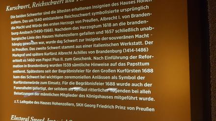 Auch im Schloss Charlottenburg sind Leihgaben von Georg Friedrich von Preußen ausgestellt. Eine Erläuterungstafel.   
