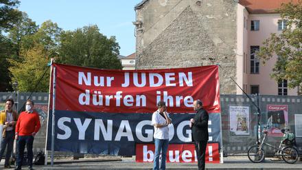 Plakat am zukünftigen Baustandort der jüdischen Synagoge Potsdam im Oktober.