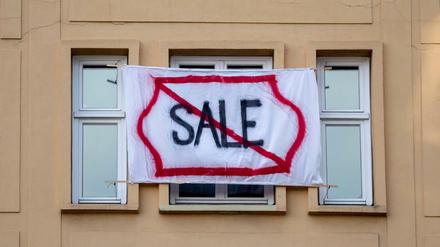 Ein Plakat gegen den Verkauf von Mietwohnungen an die Deutsche Wohnen in der Karl-Marx-Allee.