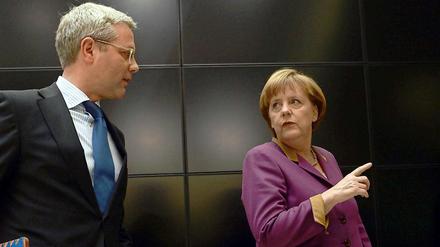 Angela Merkel gibt den Kurs vor: Norbert Röttgen ist nicht der erste Mann, der sich ihrem strikten Richtungsdiktat beugen musste.